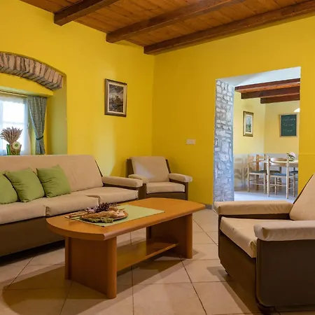 2 Bedroom Stunning In *