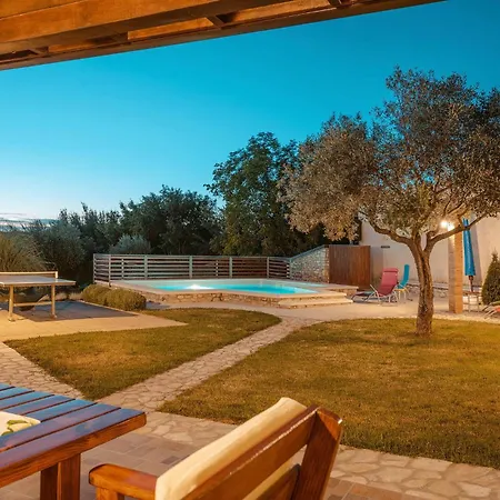 Two-bedroom With An Outdoor Swimming Pool 08 بيت للعطل *