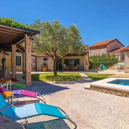بيت للعطل Two-bedroom With An Outdoor Swimming Pool 08 *