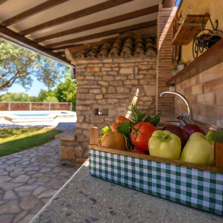 بيت للعطل Two-bedroom With An Outdoor Swimming Pool 08