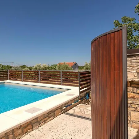 بيت للعطل Two-bedroom With An Outdoor Swimming Pool 08
