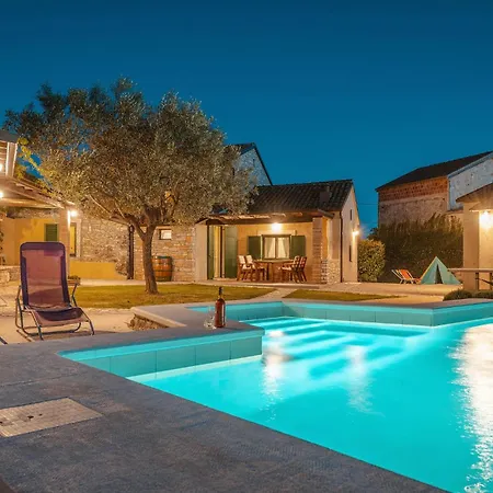 Two-bedroom With An Outdoor Swimming Pool 08 بيت للعطل *