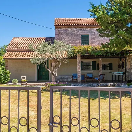 Two-bedroom With An Outdoor Swimming Pool 08 بيت للعطل