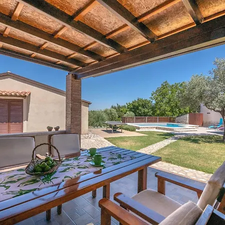 Two-bedroom With An Outdoor Swimming Pool 08 بيت للعطل *
