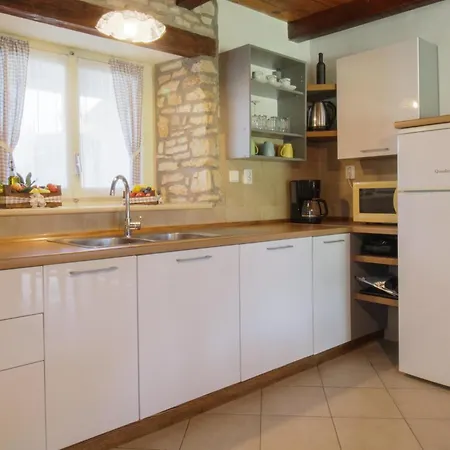بيت للعطل Two-bedroom With An Outdoor Swimming Pool 08